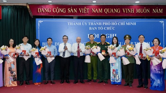 Đồng chí Nguyễn Phước Lộc và đồng chí Phan Nguyễn Như Khuê chúc mừng các đảng viên được tuyên dương (Ảnh: Hoàng Hùng).